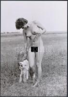 cca 1974 Az elkóborolt boci esete, 2 db szolidan erotikus fénykép, vintage negatívokról készült mai ...