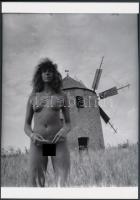 cca 1973 Szélkerék és kocsikerék, 2 db szolidan erotikus fénykép, vintage negatívokról készült mai n...