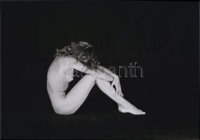 cca 1975 Egyedül a színpadon, 4 db szolidan erotikus fénykép, vintage negatívokról készült mai nagyí...