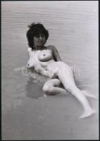 cca 1977 Vizes póló verseny pólók nélkül..., 3 db szolidan erotikus fénykép, vintage negatívokról ké...