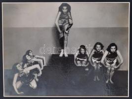 1932 ADA (Marsowszky Elemérné): Kinefónia, feliratozott vintage fotóművészeti alkotás, Szentpál Olga hagyatékából, 17x23 cm, paszpartu 41x33 cm