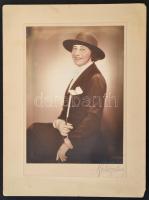 cca 1925 Halász Vilma műtermében készült vintage fotó, aláírva, 22,5x16 cm, karton 31x24 cm