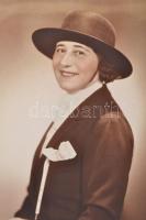 cca 1925 Halász Vilma műtermében készült vintage fotó, aláírva, 22,5x16 cm, karton 31x24 cm