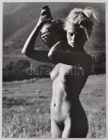 cca 1979 Menesdorfer Lajos: Szőke lány korsóval, pecséttel jelzett, nagyméretű, vintage fotóművészeti alkotás, 40x30 cm / erotic photo, 40x30 cm