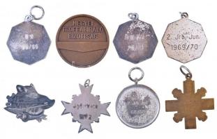 8db-os vadászat tematikájú, magyar és külföldi jelvény és érme tétel, közte DN "Megyei Trófebír...