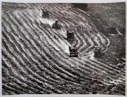 cca 1974 Gebhardt György (1910-1993): Arató brigád, feliratozott, vintage fotóművészeti alkotás, 30x39,5 cm