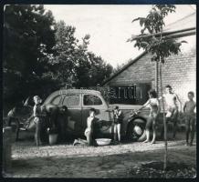 cca 1950 Családi autómosás, kis szakadással, 9x10 cm