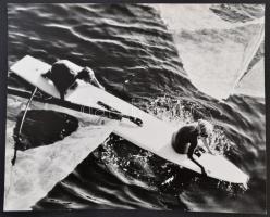 cca 1975 Dr. Perényi István: Kétszemélyes szörf, feliratozott vintage fotóművészeti alkotás, 24x30 cm