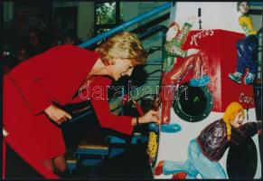 1996 Diana hercegnő Londonban, a Lighthouse AIDS klinikán tartott eseményen, sajtófotó, hátoldalán feliratozva, 15x22 cm / Princess Diana at the London Lighthouse for the launch of the Capital Appeal, pressphoto, 15x22 cm
