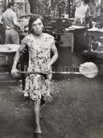 cca 1975 Lang Miklós: Üveggyárban, feliratozott vintage fotóművészeti alkotás, kasírozva, 28,5x38 cm