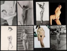 cca 1974 Szolidan erotikus fényképek különféle modellekről és különféle helyszíneken, 21 db vintage fotó, 14x9 cm / 21 erotic photos, 14x9 cm