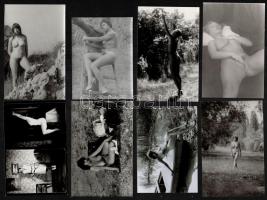 cca 1974 Szolidan erotikus fényképek különféle modellekről és különféle helyszíneken, 21 db vintage ...