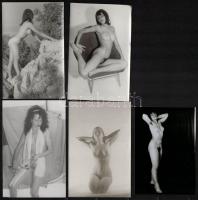 cca 1974 Szolidan erotikus fényképek különféle modellekről és különféle helyszíneken, 21 db vintage ...