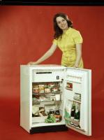 1973 Jászberény, a Hűtőgép Gyár termékeiről készült felvételsorozat, 9 db szabadon felhasználható vi...