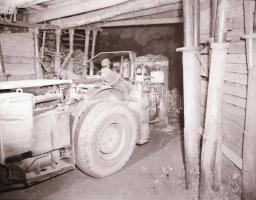 1981 A Bakonyi Bauxit bányában készült felvételsorozat, 20 db szabadon felhasználható vintage negatí...