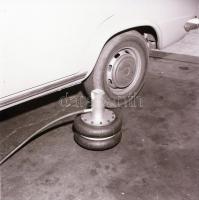 1971 Sűrített levegővel működő gépkocsi emelő bemutatásáról készült felvételsorozat, 12 db szabadon ...
