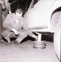 1971 Sűrített levegővel működő gépkocsi emelő bemutatásáról készült felvételsorozat, 12 db szabadon ...