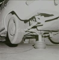 1971 Sűrített levegővel működő gépkocsi emelő bemutatásáról készült felvételsorozat, 12 db szabadon ...