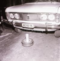 1971 Sűrített levegővel működő gépkocsi emelő bemutatásáról készült felvételsorozat, 12 db szabadon ...