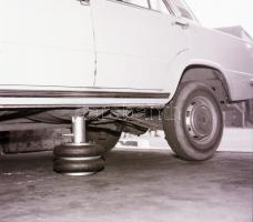 1971 Sűrített levegővel működő gépkocsi emelő bemutatásáról készült felvételsorozat, 12 db szabadon ...