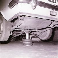 1971 Sűrített levegővel működő gépkocsi emelő bemutatásáról készült felvételsorozat, 12 db szabadon ...