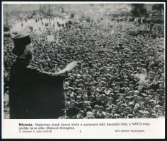 cca 1965 Nicosia. Makariosz érsek ciprusi elnök a parlament előtti beszéde, MTI fotó, feliratozva, 17x24 cm