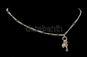 Ezüst(Ag) szíves-kulcsos, állítható hosszúságú bokalánc, jelzett, max: 25 cm, nettó: 4,4 g