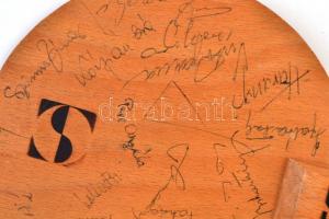 Magyar asztaliteniszezők aláírásai, ping-pong ütő fáján. Többek közt Kóczián Éva (1936-) világbajnok...