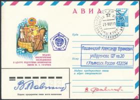 Vlagyimir Kovaljonok (1942- ) és Viktor Szavinih (1940- ) szovjet űrhajósok aláírásai emlékborítékon /  Signatures of Vladimir Kovalyonok (1942- ) and Viktor Savinykh (1940- ) Soviet astronauts on envelope