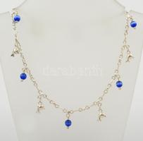 Ezüst(Ag) apró kék gyöngyökkel és delfines függőkkel díszített bokalánc, apró csörgővel, jelzett, h: 24 cm, bruttó: 5,6 g