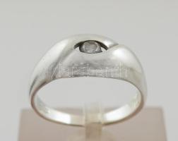 Ezüst(Ag) apró kővel díszített gyűrű, jeleztt, méret: 55, bruttó: 3,4 g