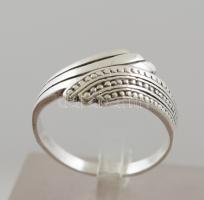 Ezüst(Ag) mintás gyűrű, jelzett, méret: 53, nettó: 2,2 g