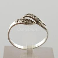 Ezüst(Ag) apró kövekkel kirakott gyűrű, jelzett, méret: 61, bruttó: 1,5 g