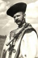 18 db főleg  MODERN magyar folklór lap kis albumban pár dimenziós lappal / 18 mostly modern Hungaria...