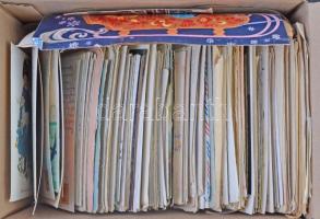 Egy doboznyi (kb. 300-400 db) MODERN vegyes képeslap, üdvözlőlapok, fotók, levelek és oklevelek, veg...