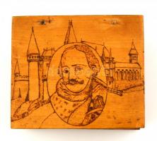 Faragott fa kártyadoboz Vajdahunyad várának és Hunyadi Jánosnak faragott képével 13x11x7 cm