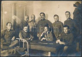 cca 1914-1918 Kártyázó katonák a körletben, hátoldalon aláírásokkal, 12x17 cm