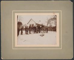 1910 Ó-Agárd(Ősagárd, Nógrád), téli életkép, kartonra kasírozott fotó, hátoldalon feliratozva, 8x12,5 cm
