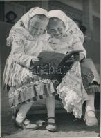 Balogh Rudolf (1879-1944): Olvasó kislányok népviseletben, jelzetlen fotó, 23,5x17,5 cm