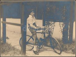 cca 1930 Fiú kerékpárral, jelzetlen fotó, 17x23 cm