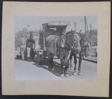 cca 1940-1960 Szódás lovaskocsi, 2 db fotó, kartonlapra ragasztva, 24x30 cm