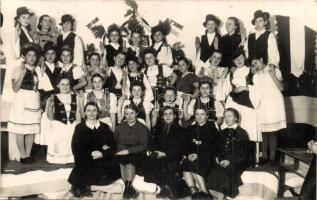 Nagyvárad, Oradea; Diákok csoportképe, tanárok, Foto Aurora / Schoolgirls and teachers, group photo