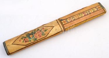 Régi fa borítású mozaik mintás kötőtű tartódoboz, kötőtűkkel, kisebb sérülésekkel. 20,5x2,5 cm