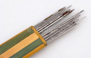 Régi fa borítású mozaik mintás kötőtű tartódoboz, kötőtűkkel, kisebb sérülésekkel. 20,5x2,5 cm