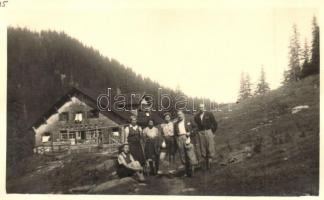 1939 Fogarasi havasok, Buleai menedékház, kiránduló társaság csoportképe / Fagaras Mountains, guest house, hut, hikers group photo