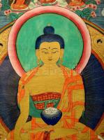 Jelzés nélkül: Thangka Buddha. Vegyes technika, vászon, üvegezett sérült keretben, 58×46 cm