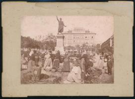 cca 1880 Petőfi-téri piac, háttérben a Carlton szállodával, keményhátú fotó, kissé foltos kartonlappal, 12x16 cm.