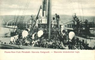 A Slavonia kivándorló hajó Fiume kikötőjében. Divald Károly / Fiume-New York Piroskafo Slavonia Emigranti / immigration ship