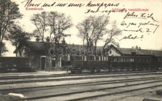 Komárom, Komarno; Jobbparti vasútállomás vagonokkal / railway station, wagons