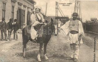 Petrozsény, Petrosani; Lovagló román asszony. Adler fényirda / Romanian woman on horseback, folklore